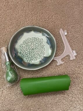 Stoneware Grater Green Ceramic Decorative garlic Dish with Textured Center